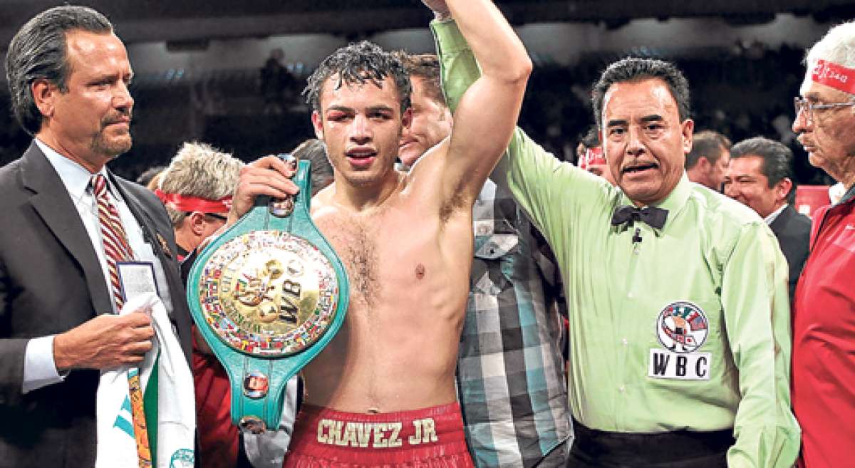 Julio C&eacute;sar Ch&aacute;vez recibe el cintur&oacute;n de campe&oacute;n de la WBC. En la actualidad reside en Los &Aacute;ngeles (EE.UU.) y se prepara para retornar al cuadril&aacute;tero en marzo. Foto: Internet