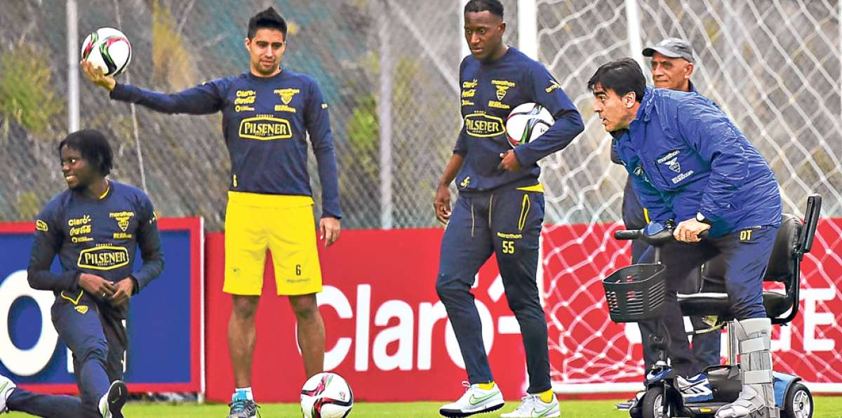 Jaime Ayov&iacute; (3 der.), volvi&oacute; a ser citado a la Selecci&oacute;n. Se apresta a realizar un ejercicio junto a Noboa. Foto: AFP