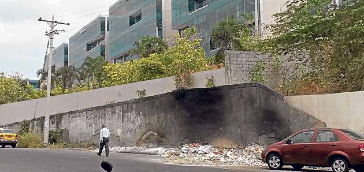 Algunos vecinos han optado por quemar los desechos en este sitio, lo  que genera mayor contaminaci&oacute;n. La gente debe caminar por el centro de la calle. Foto: Cortes&iacute;a