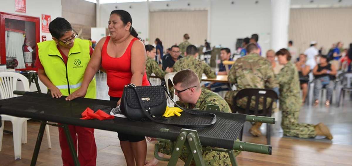 En la Terminal de Cruceros se instalaron equipos y salas de espera para atender a las personas. En la foto, una paciente es examinada por una torcedura.