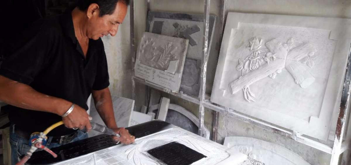 El trabajo que realiza este artesano demanda de mucha precisi&oacute;n y muy buen pulso.    