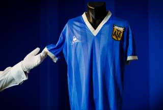 Subastan la camiseta con la que Maradona anotó el gol conocido como &#039;La mano de Dios&#039;