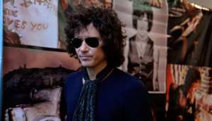 Enrique Bunbury vuelve con su &aacute;lbum Palosanto, un disco que refleja su preocupaci&oacute;n social