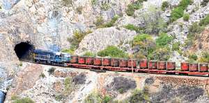 &lsquo;El metalero&rsquo; trasporta toneladas de cobre que se extrae de la mina Andina, ubicada a 3.000 metros de altura. Foto: Mar&iacute;a Fernanda Almeida.