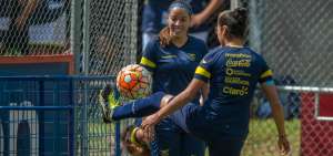 La delantera Giannina Lattanzio, del club Uni&oacute;n Espa&ntilde;ola, durante un entrenamiento de la selecci&oacute;n ecuatoriana en Quito, antes de viajar a Chile.