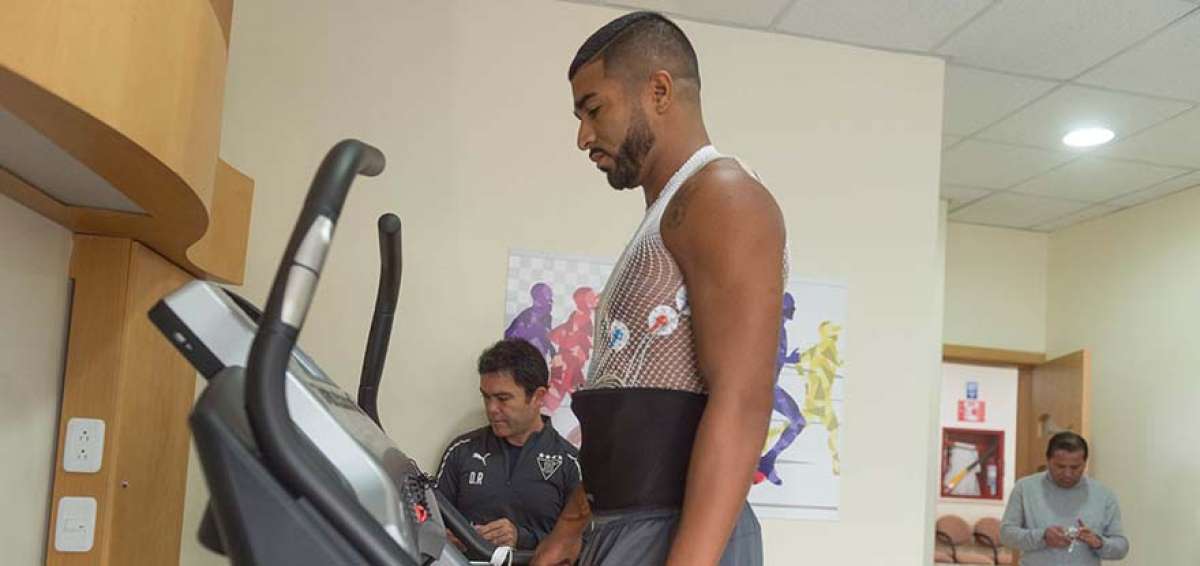 El delantero uruguayo Rodrigo Aguirre junto al m&eacute;dico del equipo, Richard Cabezas, durante los chequeos de rigor.