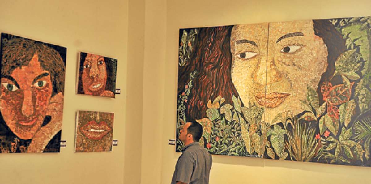 La exposici&oacute;n gust&oacute; a los asistentes, entre ellos a Byron Venegas, cuencano amante del arte. Foto: Rodolfo P&aacute;rraga / El Tel&eacute;grafo