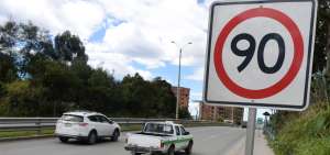 La carretera de cuatro carriles une la ciudad de Cuenca con Azogues y es considerada como la m&aacute;s peligrosa.