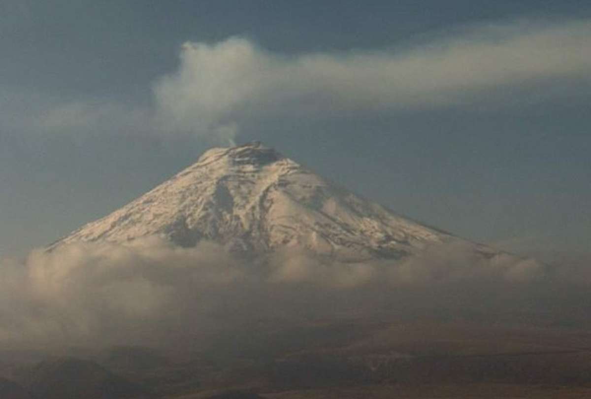Se reporta emisiones de vapor de agua y gases del volcán Cotopaxi