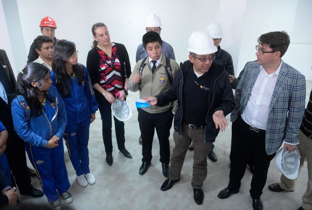 El ministro de Educaci&oacute;n, Augusto Espinosa, convers&oacute; con los estudiantes del colegio Mej&iacute;a. Foto: &Aacute;lvaro P&eacute;rez/ EL TEL&Eacute;GRAFO