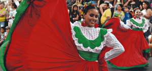 La belleza de la mujer manabita queda envuelta entre los ocho metros de tela que forman parte de la falda montuvia que rememora la historia.