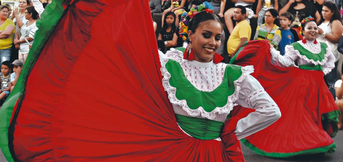 La belleza de la mujer manabita queda envuelta entre los ocho metros de tela que forman parte de la falda montuvia que rememora la historia.