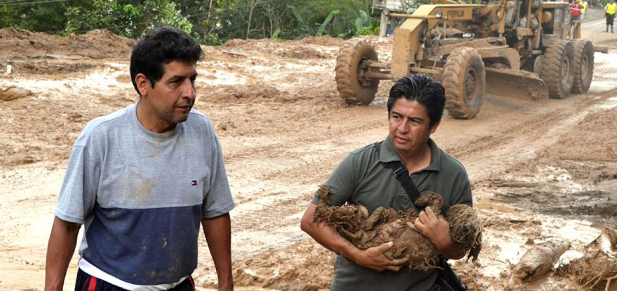 Fabricio Barros (der.). durante uno de los 77 rescates en Pedernales, Manab&iacute;, en abril de 2016, despu&eacute;s del terremoto que devast&oacute; a la mencionada localidad.