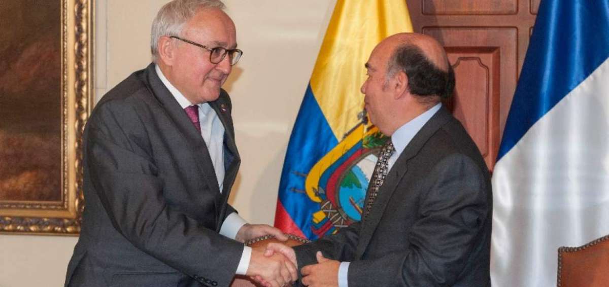 El embajador de Francia, Francois Gauthier, y Fernando Y&eacute;pez, subsecretario de Am&eacute;rica del Norte y Europa,  firmaron un acuerdo sobre empleo asalariado de personas dependientes de los miembros de las misiones oficiales entre ambos pa&iacute;ses.
