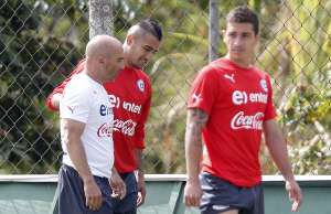 Arturo Vidal (c.) conversa con el entrenador Jorge Sampaoli en un entrenamiento de Chile. Foto: AFP