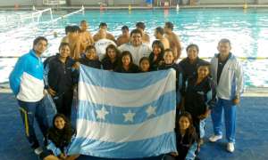 La selecci&oacute;n ecuatoriana de polo posa con la bandera de Guayas, tras ganar la Copa Callao de Per&uacute;. Foto: Cortes&iacute;a.