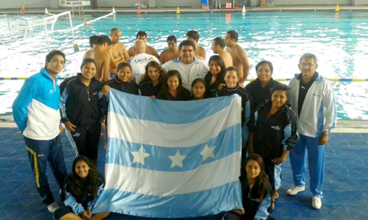 La selecci&oacute;n ecuatoriana de polo posa con la bandera de Guayas, tras ganar la Copa Callao de Per&uacute;. Foto: Cortes&iacute;a.
