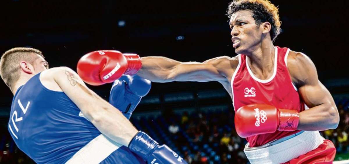 Carlos Mina (rojo) lanza un golpe al irland&eacute;s Joe Ward, en el combate de los octavos de final (mi&eacute;rcoles pasado).    