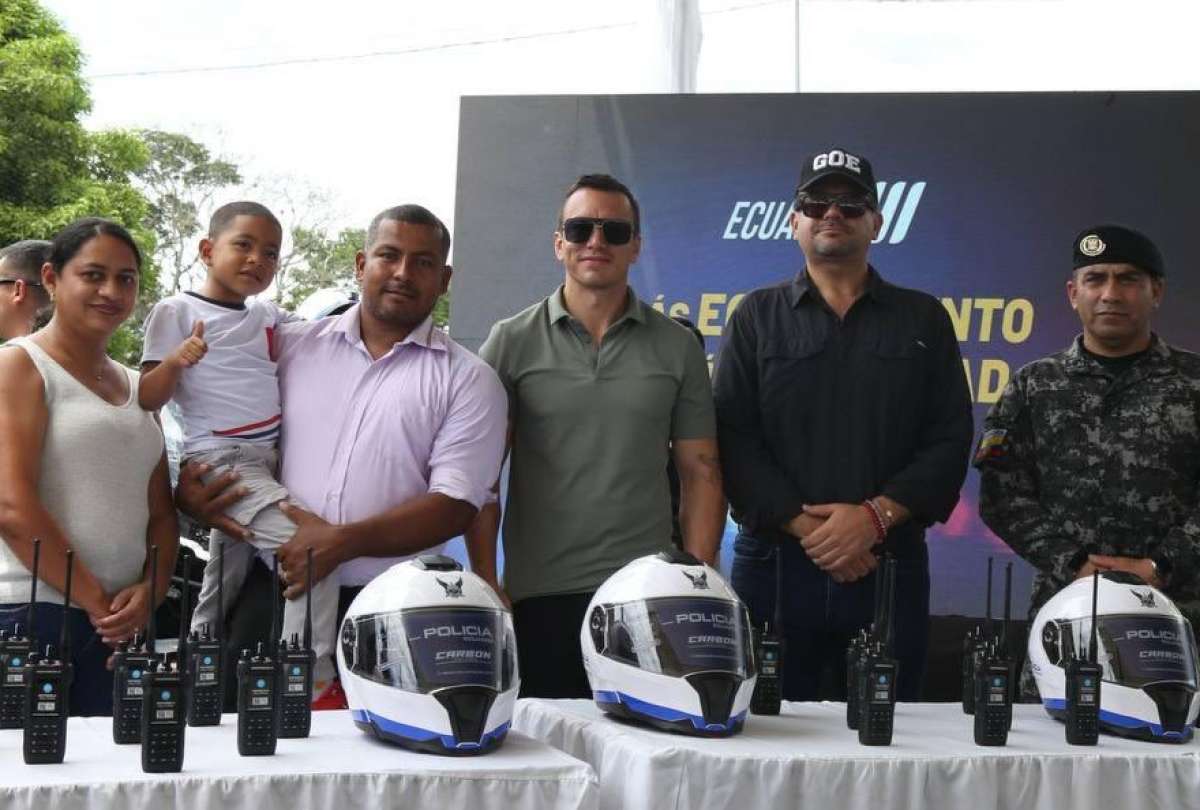 Gobierno entrega 150 motocicletas y 544 radios a la Polic&iacute;a de Tr&aacute;nsito