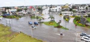 El torrencial aguacero ca&iacute;do entre el jueves y viernes de la semana pasada, en Machala, dej&oacute; a la ciudad pr&aacute;cticamente sumergida.
