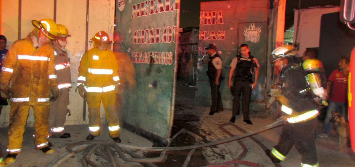 Cerca de 30 bomberos acudieron a la emergencia, que fue controlada en pocos minutos.