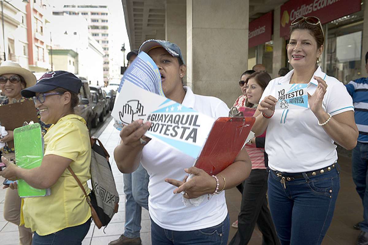Un grupo de mujeres promocion&oacute; ayer la marcha convocada por Jaime Nebot repartiendo afiches con la leyenda &lsquo;Guayaquil protesta&rsquo;. Foto: Lylibeth Coloma / El Tel&eacute;grafo