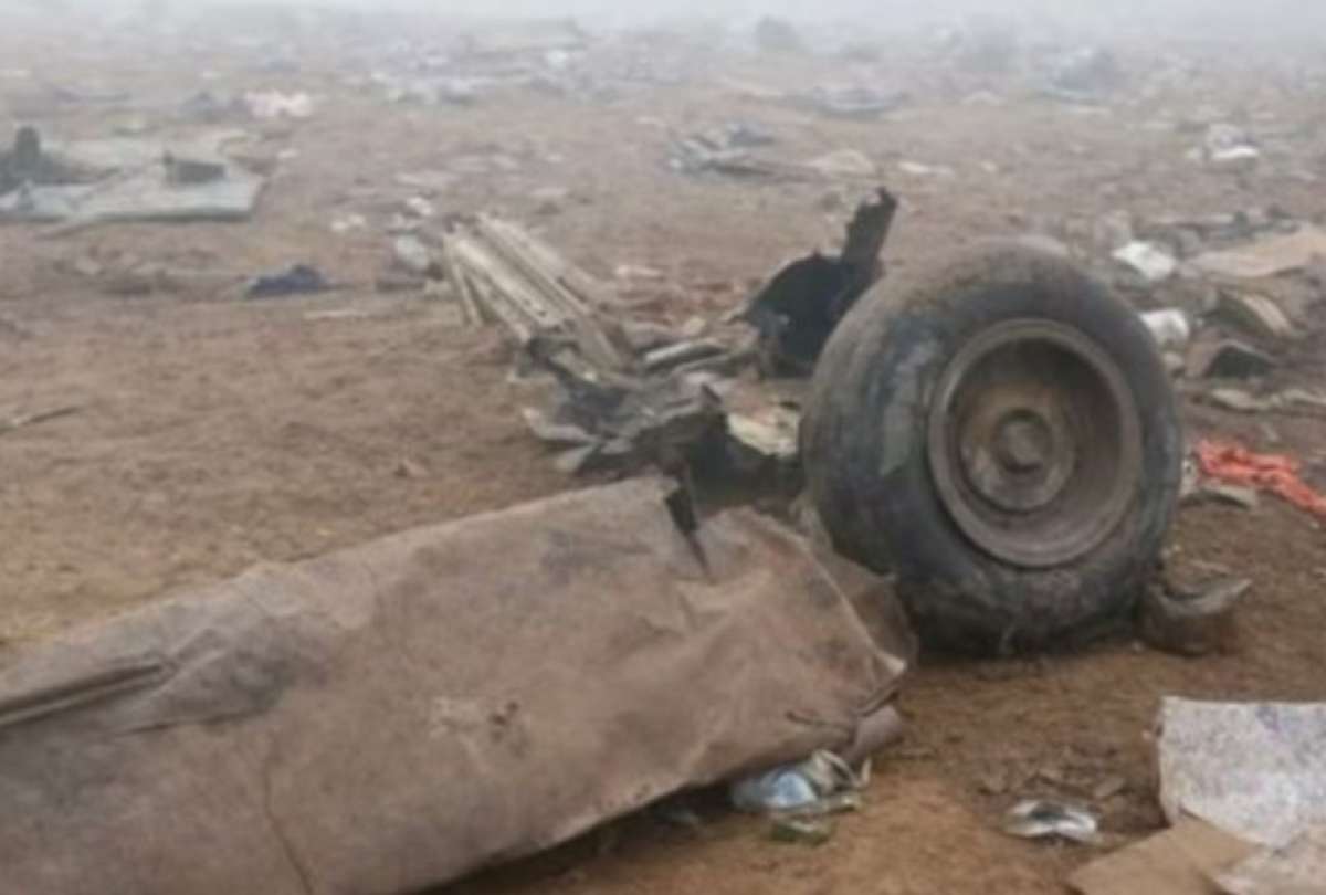 Restos del helic&oacute;ptero Mi-17 de la Fuerza A&eacute;rea del Per&uacute; hallados en Arequipa tras el accidente.