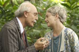 Javier Bardem y Giovanna Mezzogiorno es una escena de El amor en los tiempos del c&oacute;lera. Foto: tierradecine.com.ar