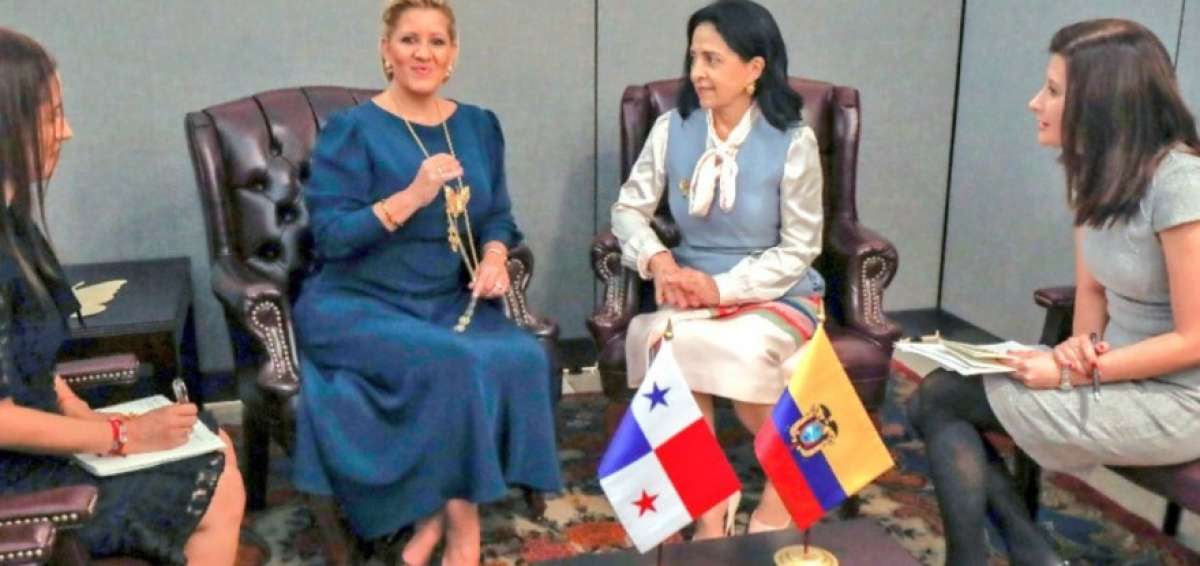 Roc&iacute;o Gonz&aacute;lez de Moreno durante un encuentro con la primera dama de Panam&aacute;, Lorena Castillo.