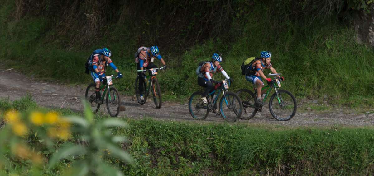 Los representantes del equipo Terra Aventura, durante una de las etapas del Huairasinchi, el mes pasado.