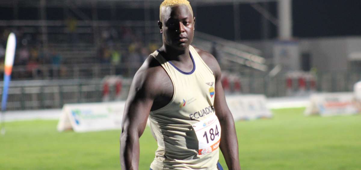 &rarr;Juan Jos&eacute; Caicedo, con el n&uacute;mero 184 en su camiseta, se prepara para uno de sus lanzamientos de disco, la noche del mi&eacute;rcoles en los Juegos Bolivarianos de Santa Marta.