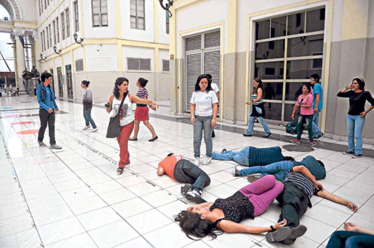 En el pasaje de la Universidad se realiz&oacute; una pr&aacute;ctica de performance con canciones y actuaciones. Foto: Carina Acosta│El Tel&eacute;grafo