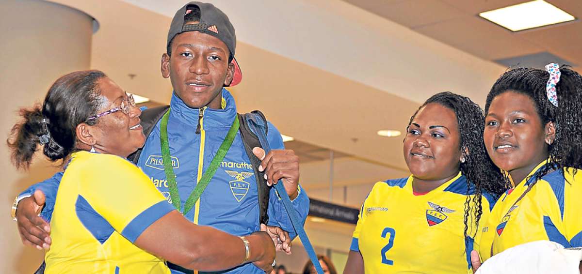 La mam&aacute; y las hermanas de Pervis Estupi&ntilde;&aacute;n viajaron desde Esmeraldas para recibir al joven defensa de la selecci&oacute;n ecuatoriana sub-17. Foto: Santiago Aguirre / El Tel&eacute;grafo
