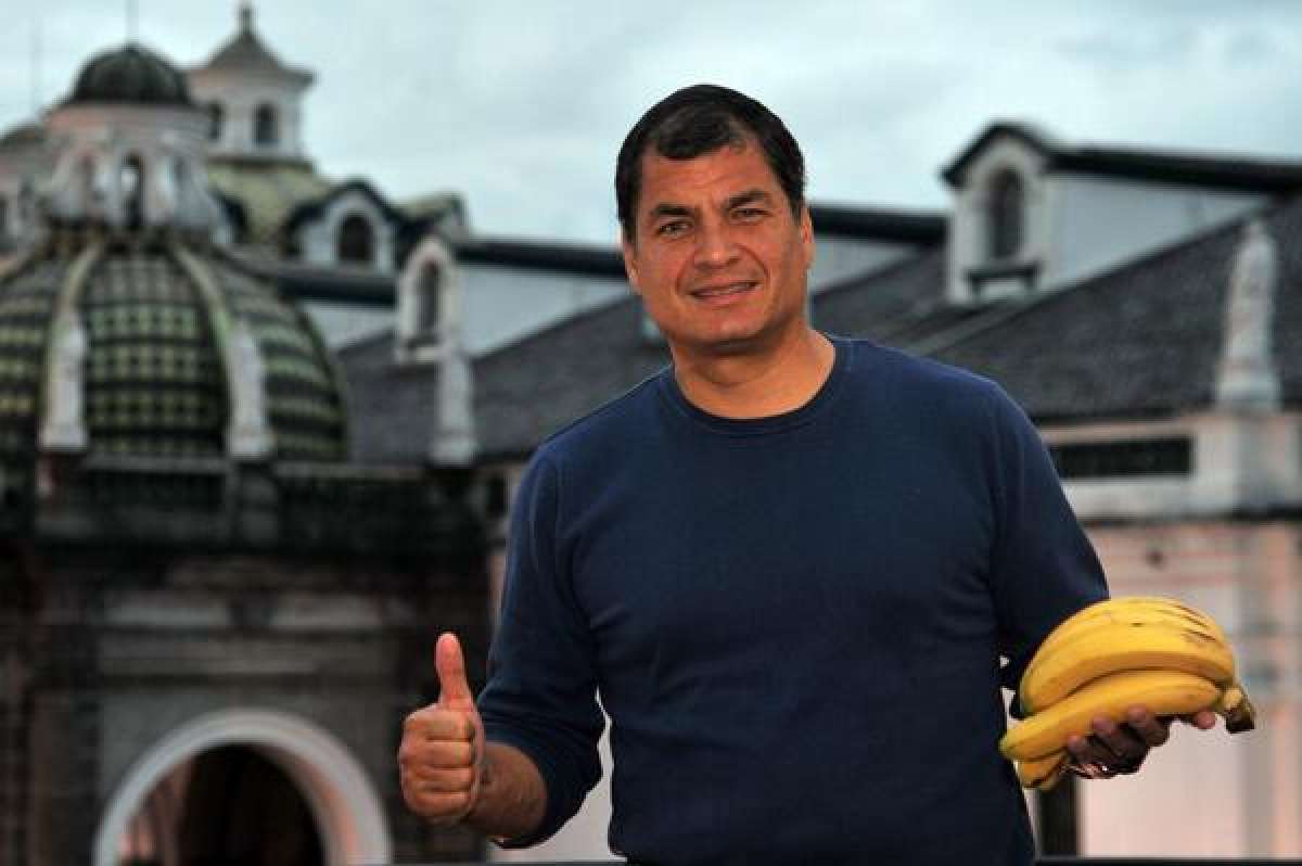 Esta es la foto que public&oacute; Rafael Correa en la red social Twitter, posando con unas bananas. Foto: Tomada de @MashiRafael