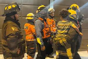 Bomberos rescatan a niño de cinco años que estaba solo en un balcón en Guayaquil