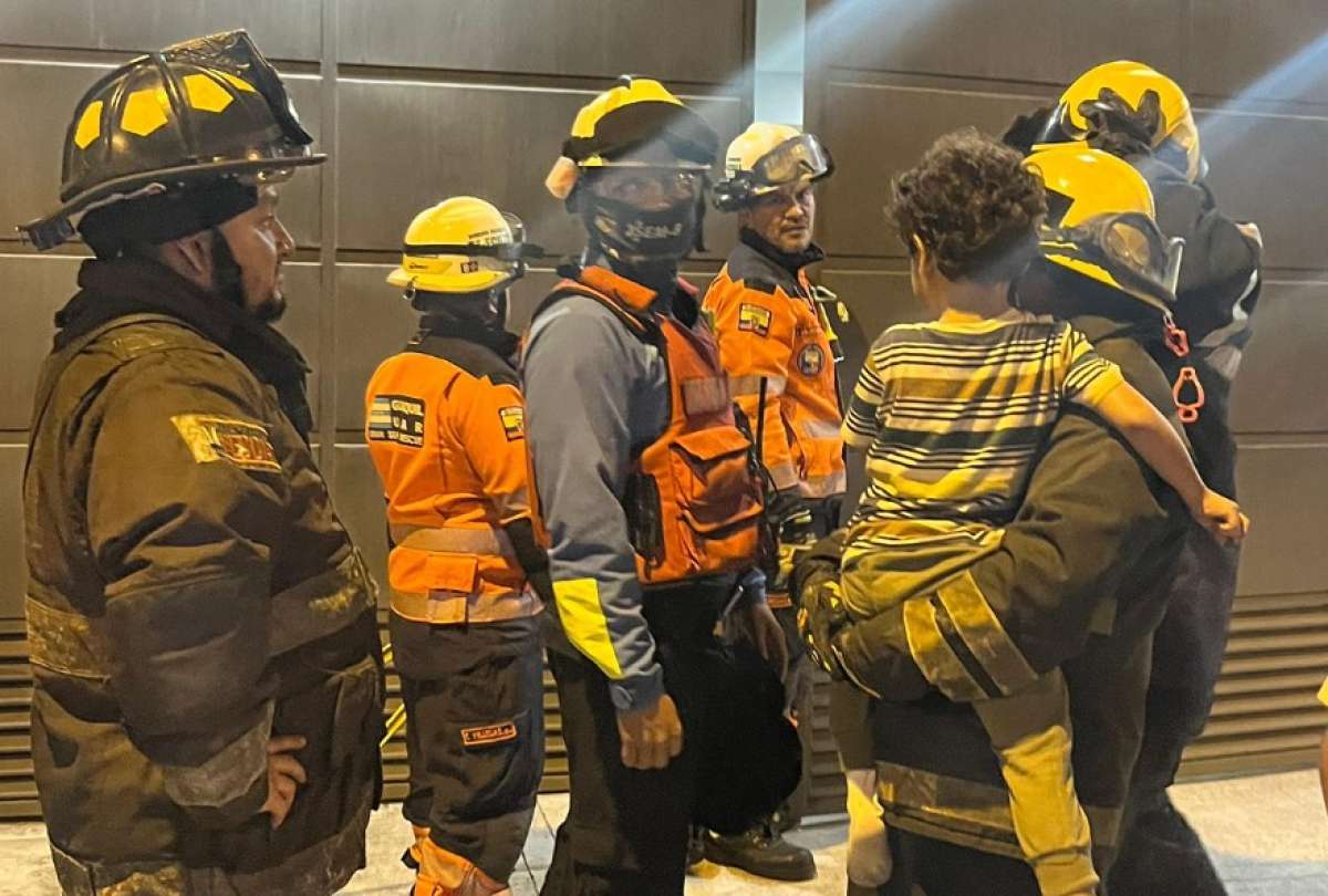 Bomberos rescatan a niño de cinco años que estaba solo en un balcón en Guayaquil