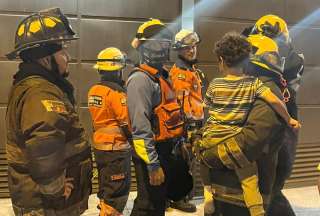 Bomberos rescatan a niño de cinco años que estaba solo en un balcón en Guayaquil