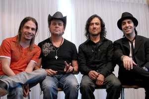 Man&aacute; estrena el video de su tema Iron&iacute;a del &aacute;lbum "Cama Incendiada"