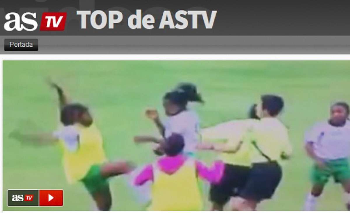 Toma capturada de As TV de la gresca que protagonizaron las  adolescentes de Esmeraldas el pasado domingo en el estadio Atahualpa de Quito. Foto: internet