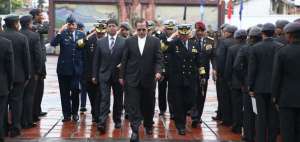 El ministro Ricardo Pati&ntilde;o es escoltado por los mandos militares durante el minuto c&iacute;vico en la Recoleta.