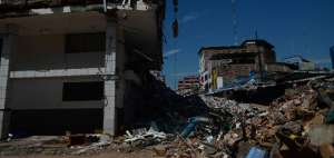 Im&aacute;genes de los edificios ca&iacute;dos por el terremoto en la ciudad de Manta.