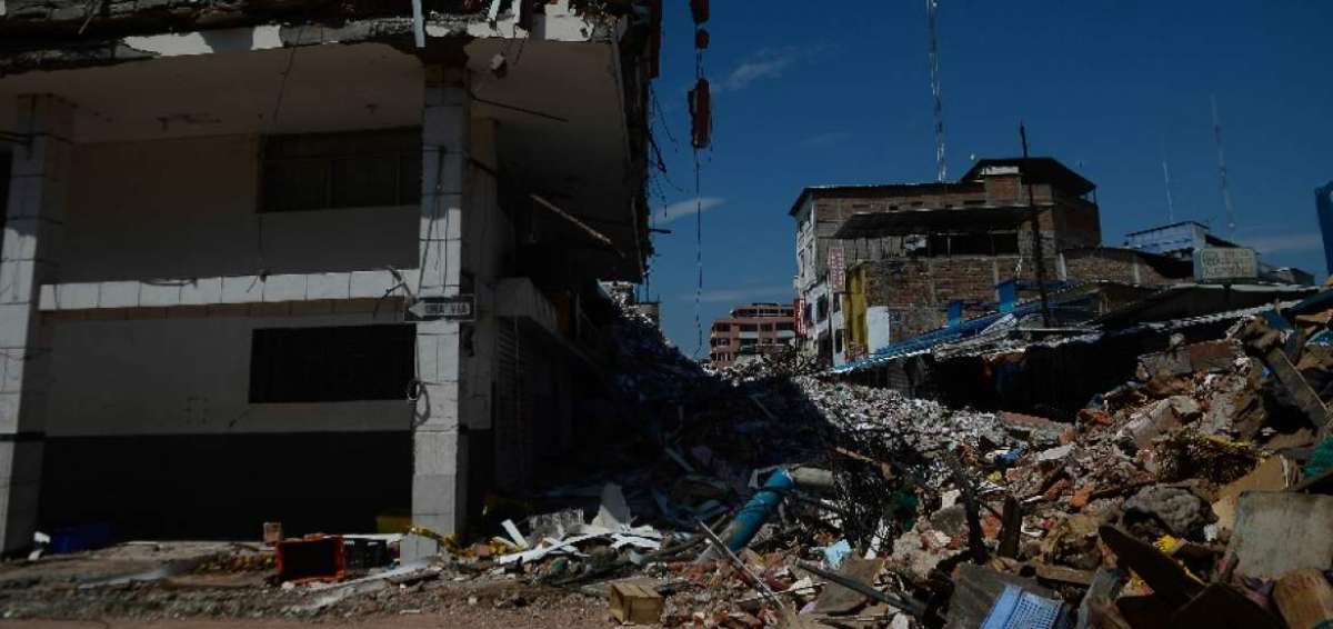 Im&aacute;genes de los edificios ca&iacute;dos por el terremoto en la ciudad de Manta.