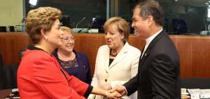 (De izquierda a derecha) Dilma Rousseff, presidenta de Brasil; Michelle Bachelet, presidenta de Chile; Angela Merkel, canciller alemana; y Rafael Correa, presidente de Ecuador, saludan en el plenario de la II Cumbre Celac-UE. Foto: Presidencia 