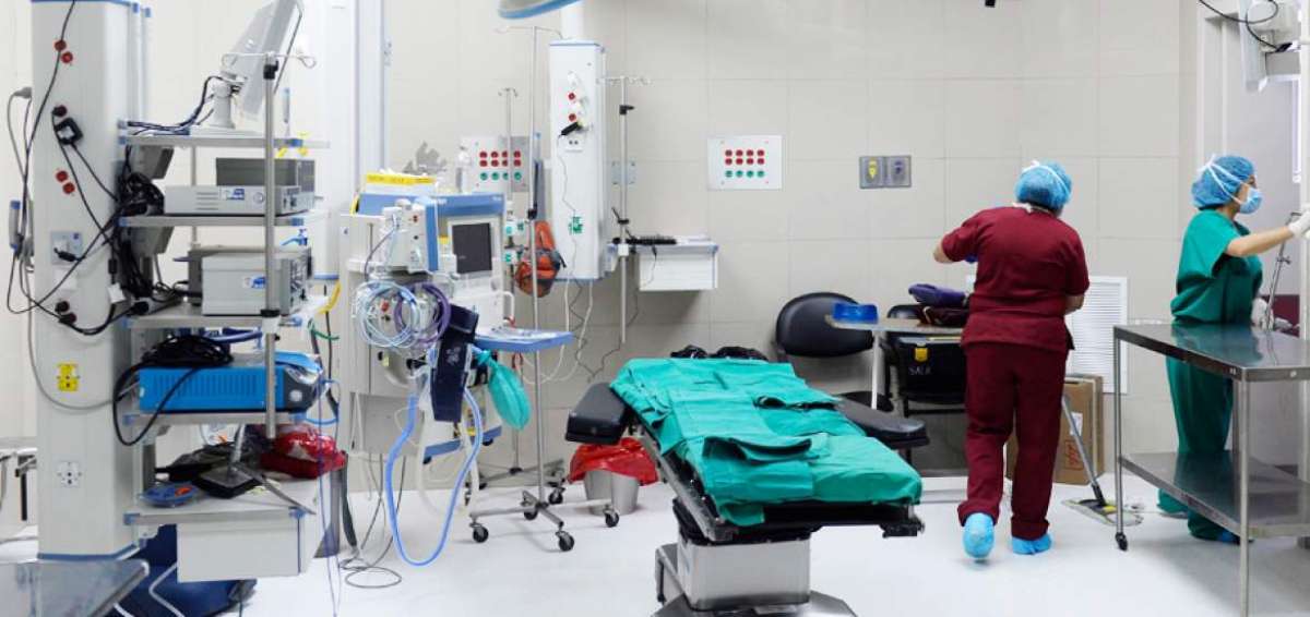 El hospital cuenta con 8 quir&oacute;fanos habilitados donde operan 295 m&eacute;dicos. Varias especialidades son atendidas con el plan de cirug&iacute;as programadas.