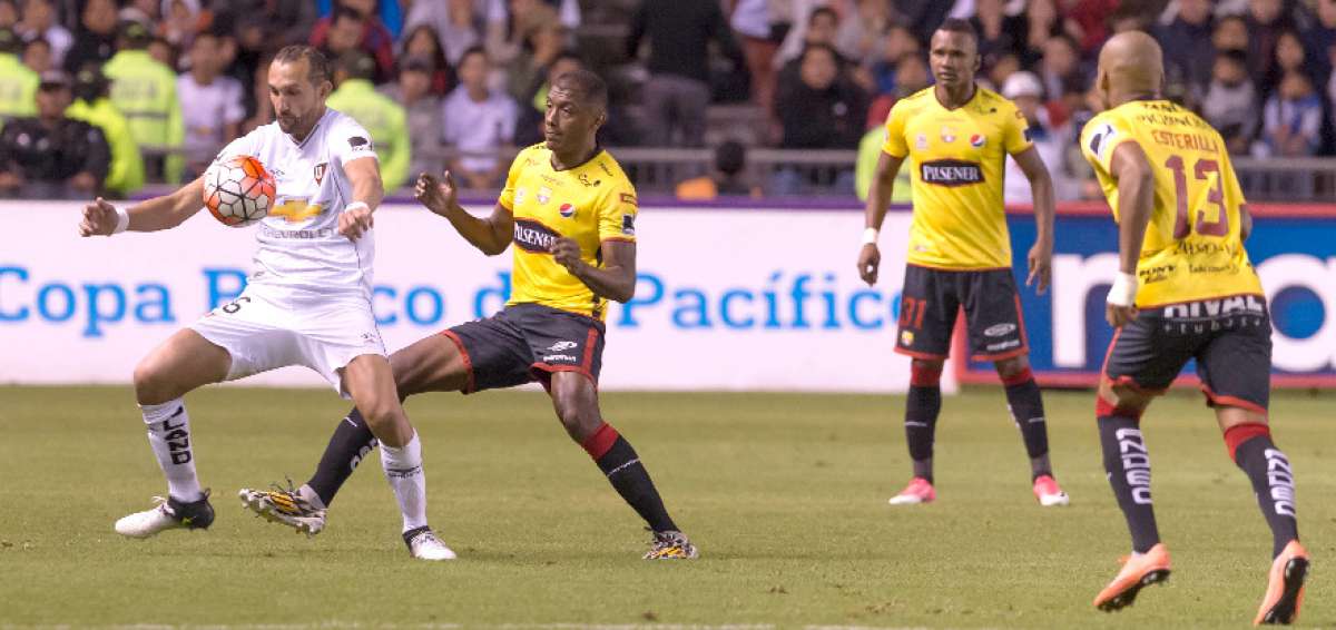 El delantero de Liga, Hern&aacute;n Barcos (izq.), domina el bal&oacute;n ante la marca de Oswaldo Minda. Pedro Velasco y Ely Esterilla observan la acci&oacute;n.  