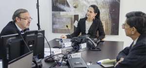 La ministra de Industrias, Eva Garc&iacute;a (centro), durante el encuentro con Gustavo Palmerio (izq.), representante del BID en Ecuador.