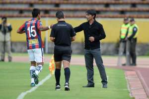 El t&eacute;cnico uruguayo se despidi&oacute; de sus jugadores. Foto: &Aacute;lvaro P&eacute;rez / El Tel&eacute;grafo