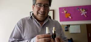 A diario Alexis Ponce, pap&aacute; de Tais, se encarga de darle las gotas de cannabis a su hija. Debido a un sufrimiento fetal, la ni&ntilde;a naci&oacute; con  par&aacute;lisis cerebral. Desde hace un a&ntilde;o y dos meses ese tipo de medicina controla sus dolencias.