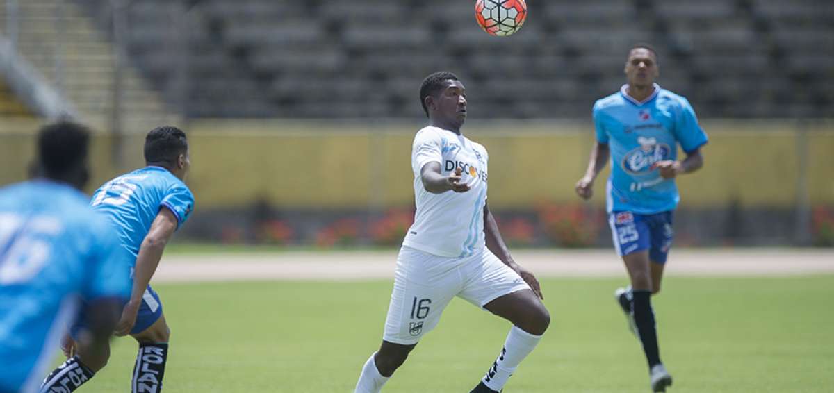 El ariete Jhon Cifuente domina el bal&oacute;n durante un partido de Universidad Cat&oacute;lica en el campeonato local.