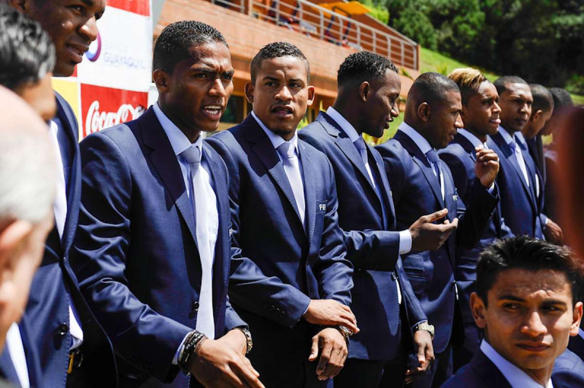 Jugadores de la selecci&oacute;n, vistieron de terno en la foto oficial. Foto: &Aacute;lvaro P&eacute;rez/EL TEL&Eacute;GRAFO.